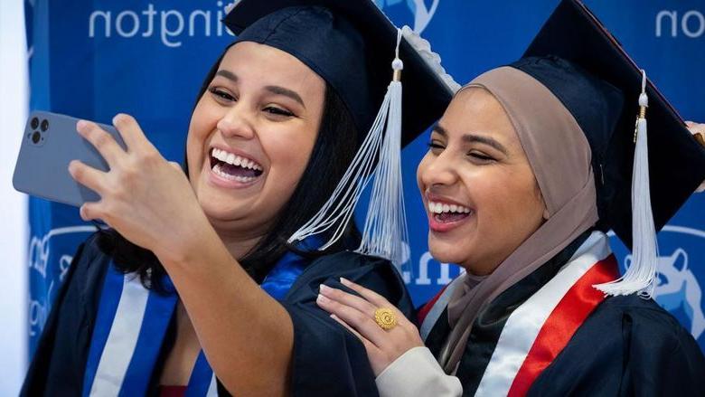 Two new Penn State 阿宾顿 graduates take a selfie
